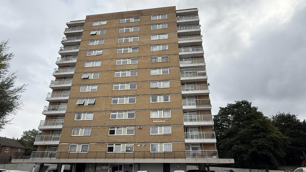 Lot: 170 - VACANT FLAT FOR INVESTMENT OR OCCUPATION - Exterior image of block from street level
